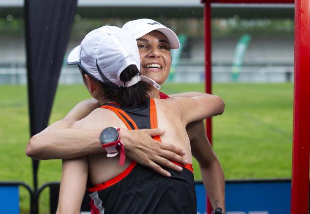 La ganadora Gema Martín se abraza con Paula González. 