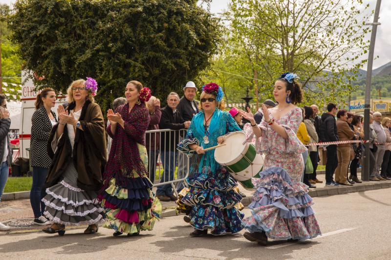 Infiesto ha vivido hoy uno de los días más especiales de su Feria de Abril con un desfile y una misa en el Santuario de la Virgen de la Cueva. Los vestidos de sevillana y los trajes de corto han puesto colores a una jornada en la que los caballos también han sido protagonistas. 