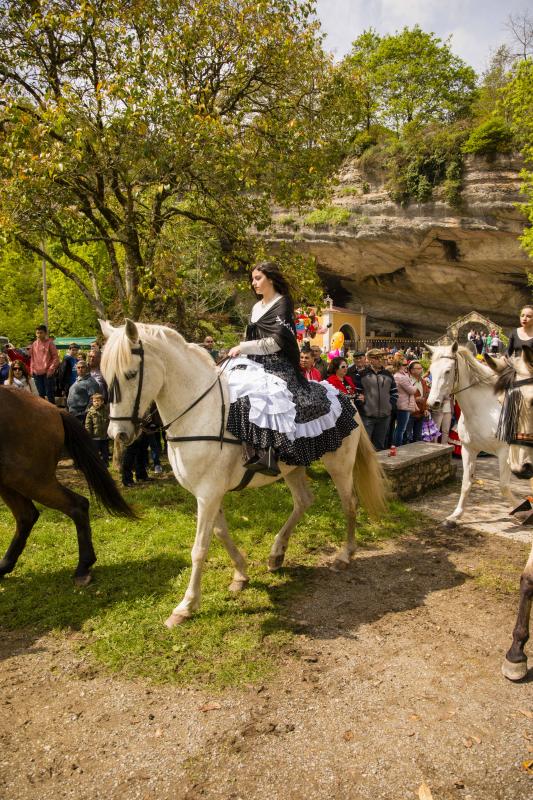 Infiesto ha vivido hoy uno de los días más especiales de su Feria de Abril con un desfile y una misa en el Santuario de la Virgen de la Cueva. Los vestidos de sevillana y los trajes de corto han puesto colores a una jornada en la que los caballos también han sido protagonistas. 