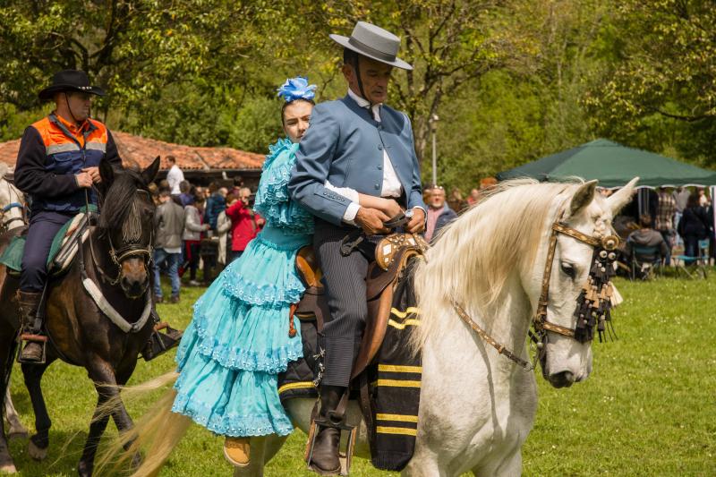 Infiesto ha vivido hoy uno de los días más especiales de su Feria de Abril con un desfile y una misa en el Santuario de la Virgen de la Cueva. Los vestidos de sevillana y los trajes de corto han puesto colores a una jornada en la que los caballos también han sido protagonistas. 