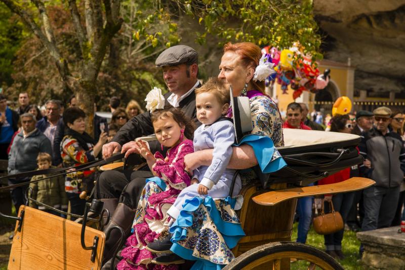 Infiesto ha vivido hoy uno de los días más especiales de su Feria de Abril con un desfile y una misa en el Santuario de la Virgen de la Cueva. Los vestidos de sevillana y los trajes de corto han puesto colores a una jornada en la que los caballos también han sido protagonistas. 
