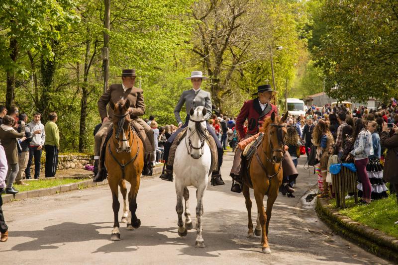 Infiesto ha vivido hoy uno de los días más especiales de su Feria de Abril con un desfile y una misa en el Santuario de la Virgen de la Cueva. Los vestidos de sevillana y los trajes de corto han puesto colores a una jornada en la que los caballos también han sido protagonistas. 
