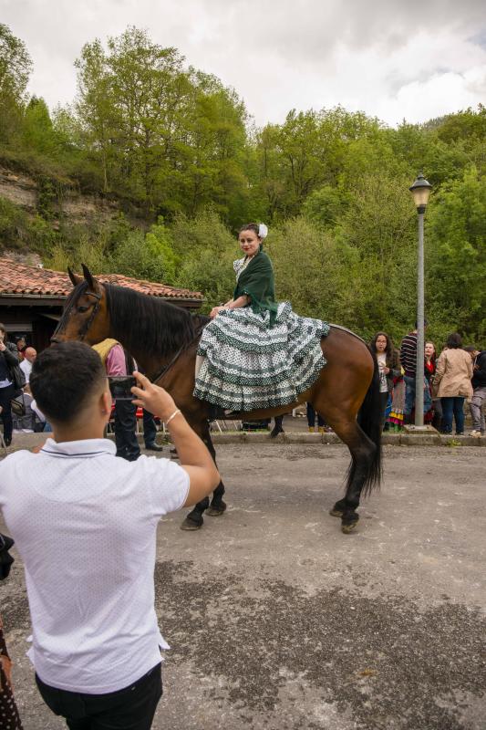 Infiesto ha vivido hoy uno de los días más especiales de su Feria de Abril con un desfile y una misa en el Santuario de la Virgen de la Cueva. Los vestidos de sevillana y los trajes de corto han puesto colores a una jornada en la que los caballos también han sido protagonistas. 
