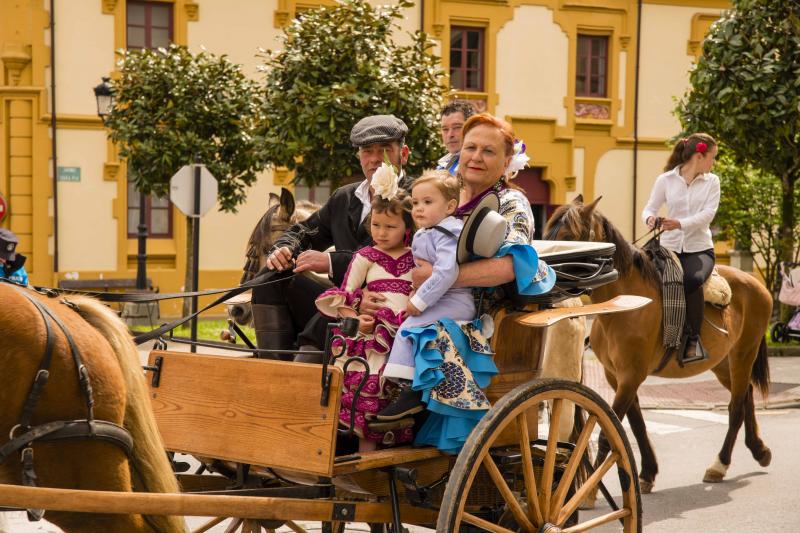 Infiesto ha vivido hoy uno de los días más especiales de su Feria de Abril con un desfile y una misa en el Santuario de la Virgen de la Cueva. Los vestidos de sevillana y los trajes de corto han puesto colores a una jornada en la que los caballos también han sido protagonistas. 