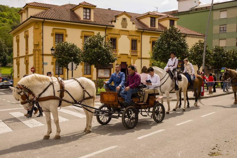 Infiesto ha vivido hoy uno de los días más especiales de su Feria de Abril con un desfile y una misa en el Santuario de la Virgen de la Cueva. Los vestidos de sevillana y los trajes de corto han puesto colores a una jornada en la que los caballos también han sido protagonistas. 