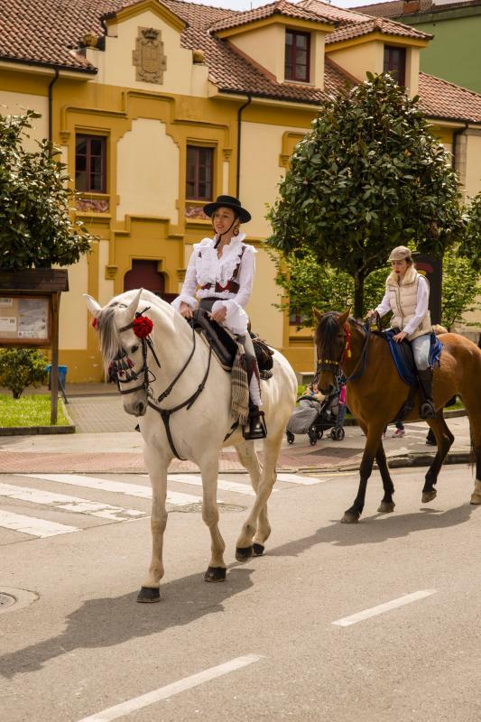 Infiesto ha vivido hoy uno de los días más especiales de su Feria de Abril con un desfile y una misa en el Santuario de la Virgen de la Cueva. Los vestidos de sevillana y los trajes de corto han puesto colores a una jornada en la que los caballos también han sido protagonistas. 