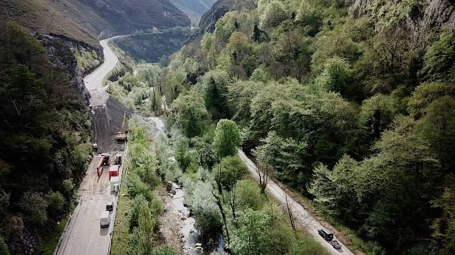 Los trabajos de refuerzo del talud que se derrumbó sobre la carretera AS-117 a la altura de Anzó y dejó aislado el concejo de Caso han comenzado. Los operarios instalan ya la malla de refuerzo que evitará nuevos desprendimientos en la ladera. 