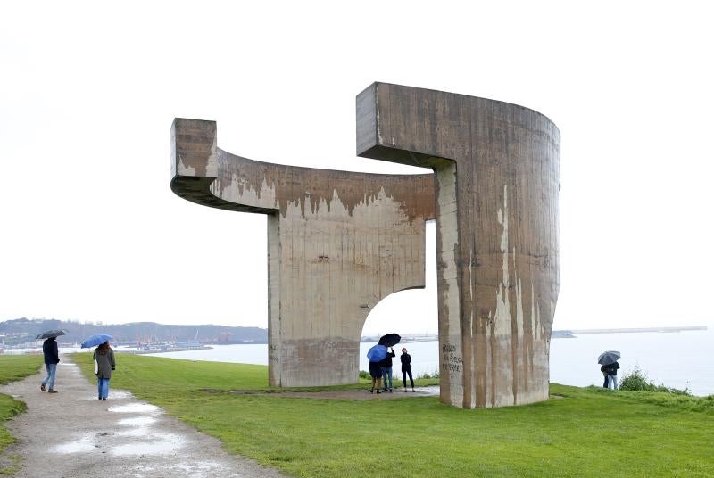 Sus dos 'pies' aparecen con textos reivindicativos la misma semana en la que se anunció su inmediata restauración