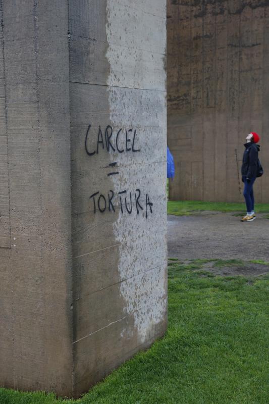 Sus dos 'pies' aparecen con textos reivindicativos la misma semana en la que se anunció su inmediata restauración