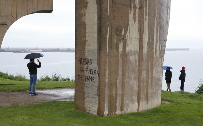 Sus dos 'pies' aparecen con textos reivindicativos la misma semana en la que se anunció su inmediata restauración