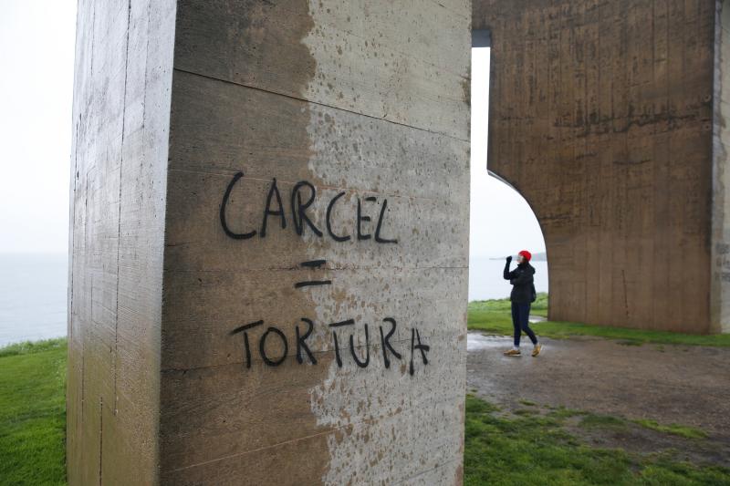 Sus dos 'pies' aparecen con textos reivindicativos la misma semana en la que se anunció su inmediata restauración