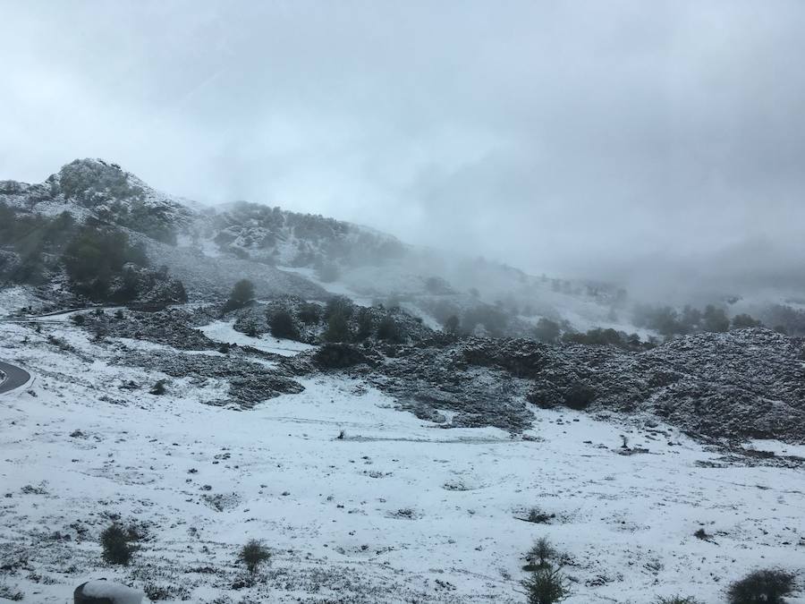 Fotos: Los Lagos, cubiertos de nieve a las puertas de mayo