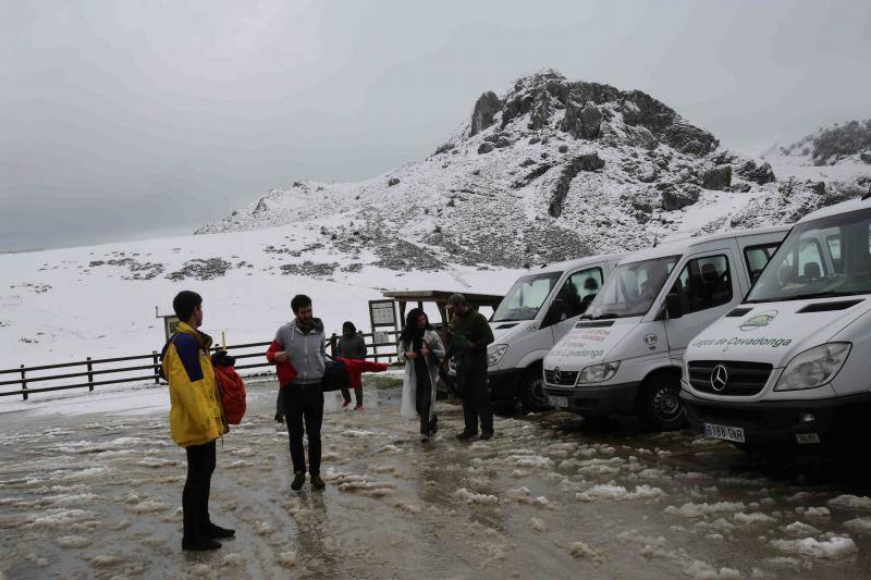 Fotos: Los Lagos, cubiertos de nieve a las puertas de mayo