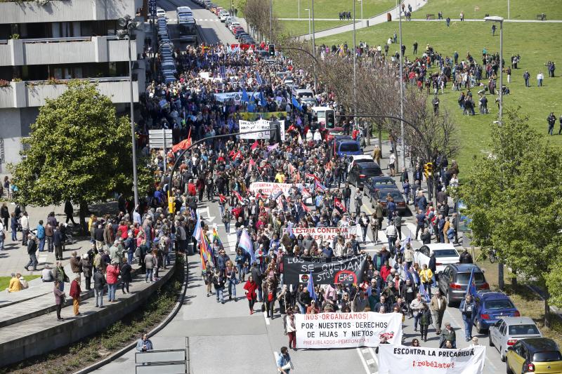 CNT, CGT, CSI y Suatea han convocado a un gran número de personas en Gijón, donde se ha celebrado una manifestación del Primero de Mayo impregnada por las reivindicaciones feministas. 