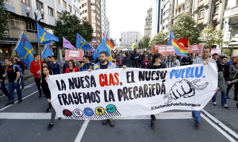 CNT, CGT, CSI y Suatea han convocado a un gran número de personas en Gijón, donde se ha celebrado una manifestación del Primero de Mayo impregnada por las reivindicaciones feministas. 