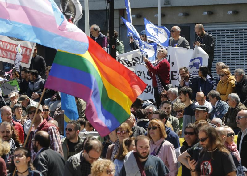 CNT, CGT, CSI y Suatea han convocado a un gran número de personas en Gijón, donde se ha celebrado una manifestación del Primero de Mayo impregnada por las reivindicaciones feministas. 