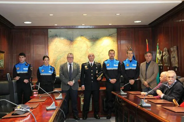 El alcalde de Valdés, en el centro, junto al jefe de la Policía Local, los cuatro agentes y el edil de Seguridad Ciudadana. 