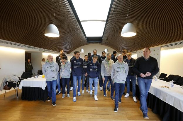 El equipo, en el acto de presentación de los 'play off', con Héctor Galán a la derecha. 