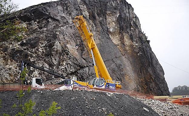 Imagen. Trabajos de retirada del argayo que mantiene cortada la AS-117.
