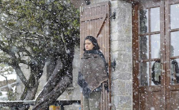 Imagen. Una mujer se resguarda en el restaurante de los Lagos de la copiosa nevada.