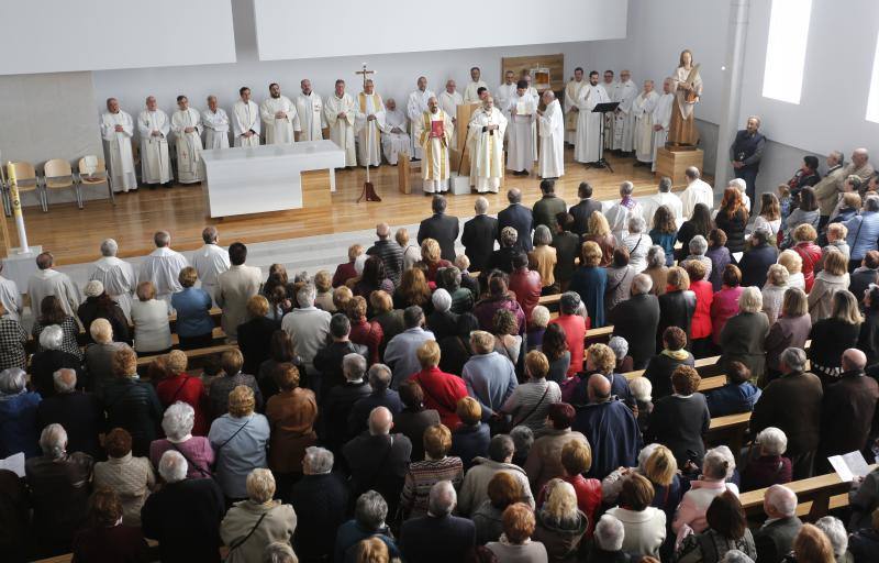 El arzobispo, Jesús Sanz Montes, ha sido el encargado de bendecir el nuevo templo del barrio gijonés