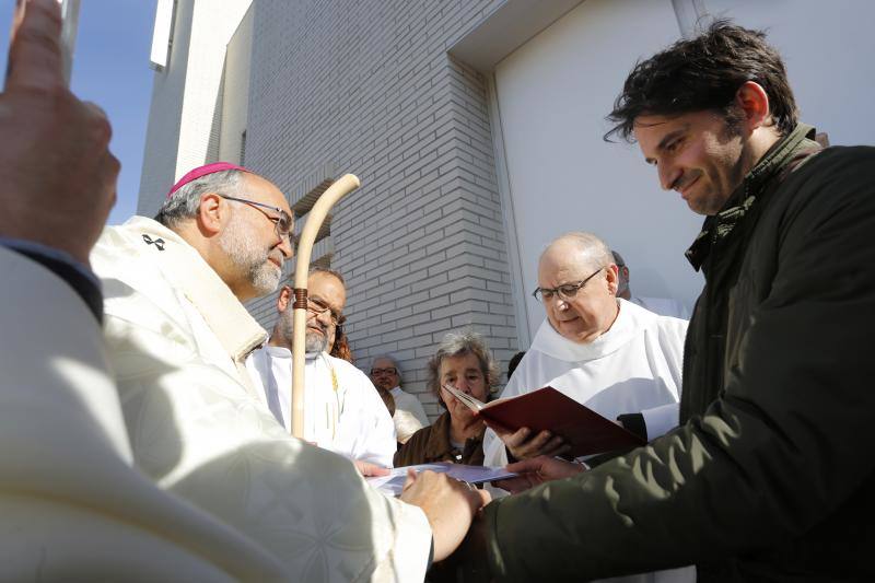 El arzobispo, Jesús Sanz Montes, ha sido el encargado de bendecir el nuevo templo del barrio gijonés