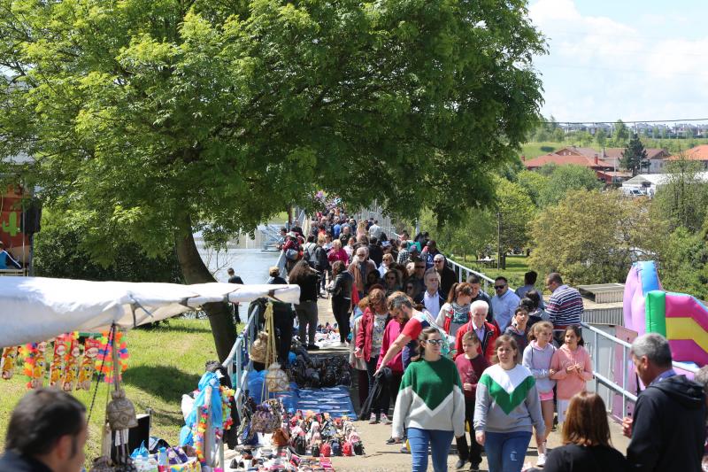 Centenares de personas se han congregado este 1 de mayo junto al embalse de Trasona para disfrutar de la tradicional jira de Corvera, que este año celebra su sexagésima edición.