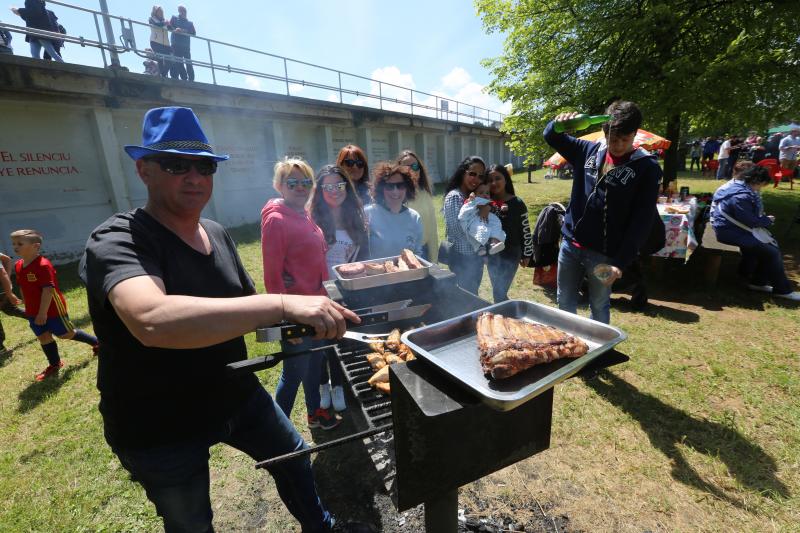 Centenares de personas se han congregado este 1 de mayo junto al embalse de Trasona para disfrutar de la tradicional jira de Corvera, que este año celebra su sexagésima edición.