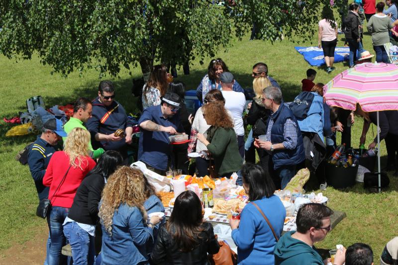 Centenares de personas se han congregado este 1 de mayo junto al embalse de Trasona para disfrutar de la tradicional jira de Corvera, que este año celebra su sexagésima edición.
