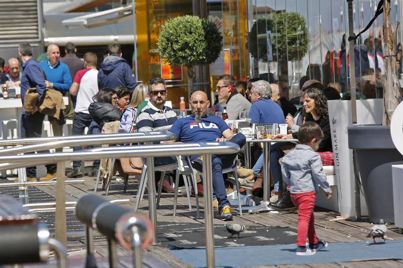 El buen tiempo invitó a lugareños y foráneos a disfrutar de todos los rincones del Principado en este Primero de Mayo.