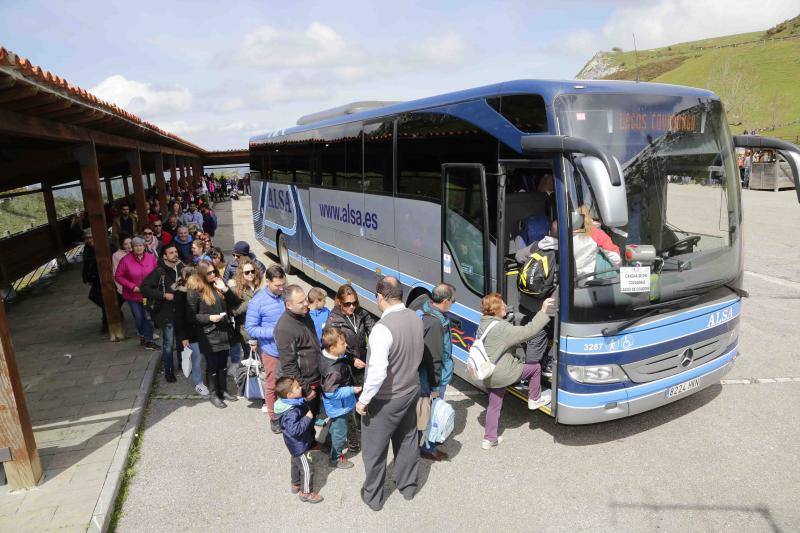 El buen tiempo invitó a lugareños y foráneos a disfrutar de todos los rincones del Principado en este Primero de Mayo.