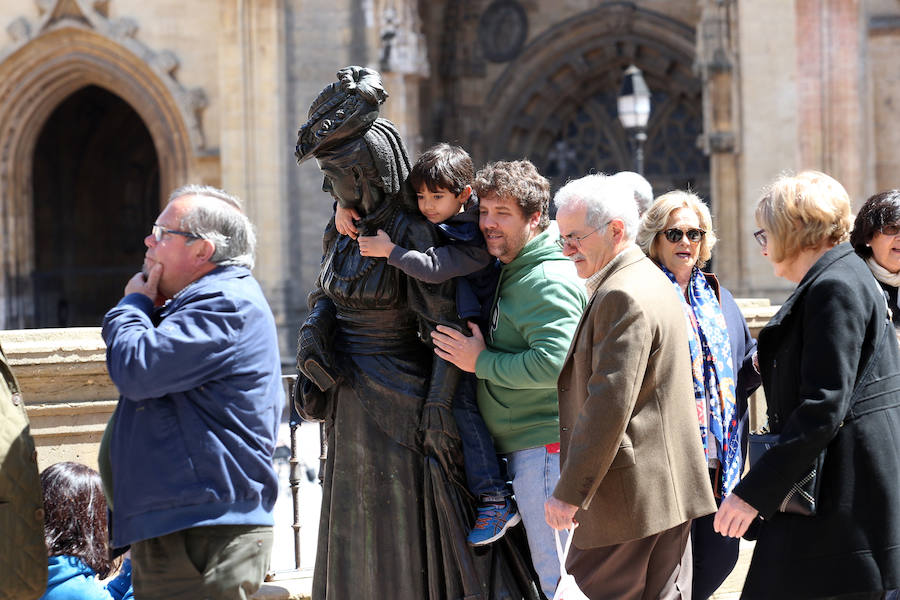 El buen tiempo invitó a lugareños y foráneos a disfrutar de todos los rincones del Principado en este Primero de Mayo.