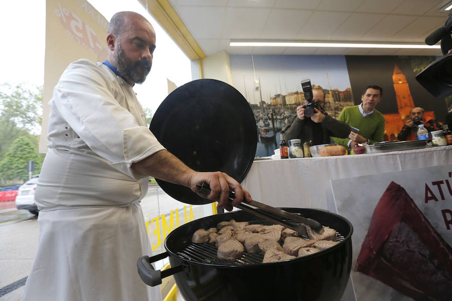 La tienda Alimerka situada en los bajos de El Molinón fue la encargada de traer a Asturias este ejemplar pescado en almadraba, un sistema artesanal y sostenible.