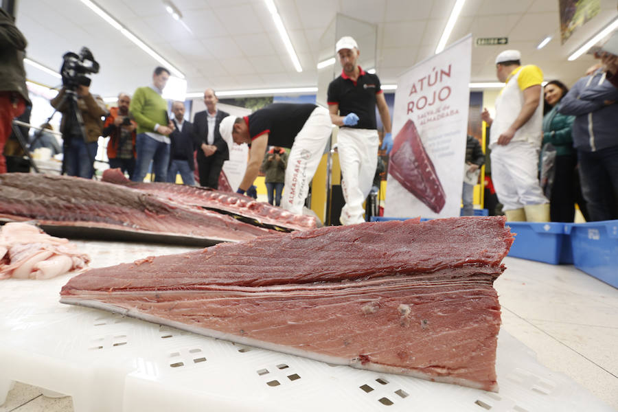 La tienda Alimerka situada en los bajos de El Molinón fue la encargada de traer a Asturias este ejemplar pescado en almadraba, un sistema artesanal y sostenible.