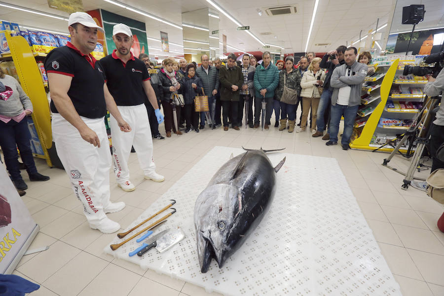 La tienda Alimerka situada en los bajos de El Molinón fue la encargada de traer a Asturias este ejemplar pescado en almadraba, un sistema artesanal y sostenible.