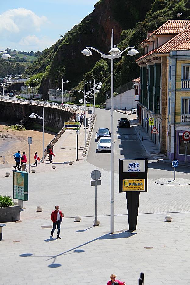 Peatones en el paseo marítimo de Candás. 