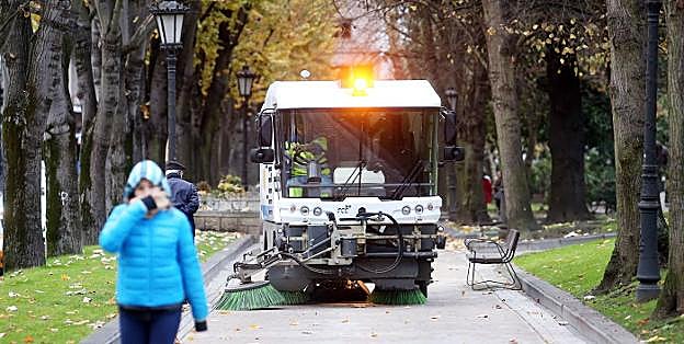 Una máquina fregarora en plena limpieza del Campo de San Francisco. 
