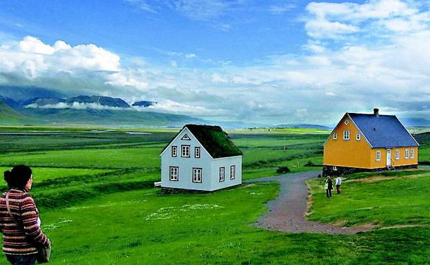 Casas pintadas con vivos colores cerca del lago glaciar de Jokulsalon (Islandia).