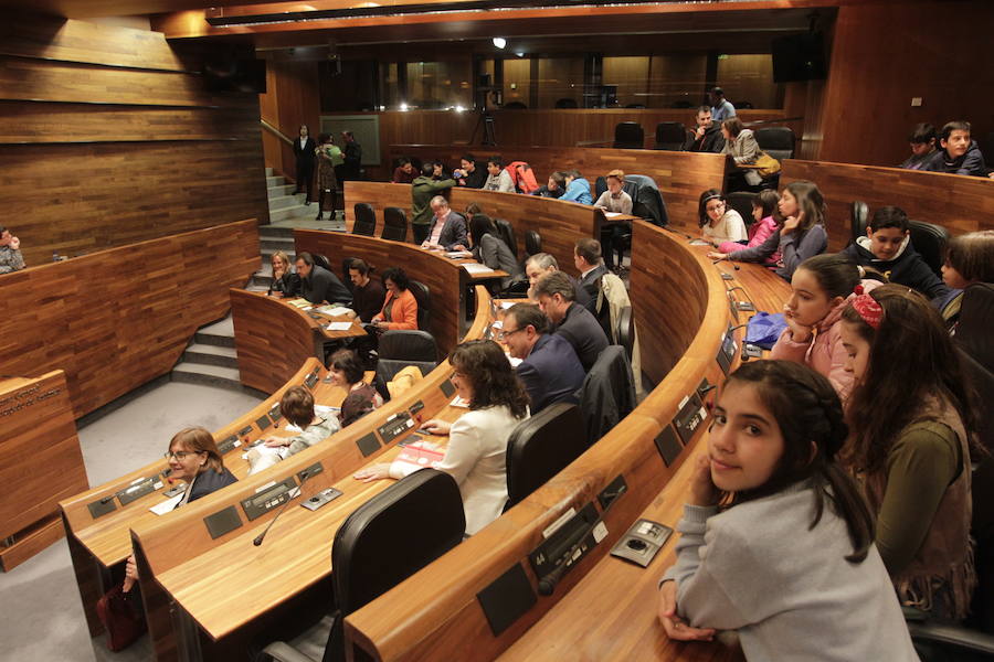 La Junta General ha celebrado el acto oficial de la Selmana de les Lletres Asturianes, dedicada a la literatura infantil y juvenil. Además de los parlamentarios, la cita ha contado con la participación de medio centenar de alumnos de Primaria de distintos centros de la región.