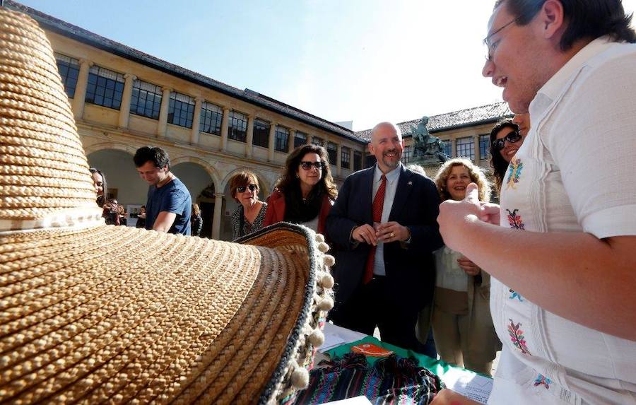 La Universidad de Oviedo celebra un año más su Día Internacional: Banderas del Mundo para conocer más las diferentes culturas. Los asistentes pudieron disfrutar de platos y bebidas típicas de varios países