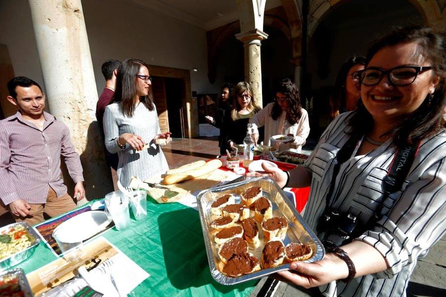 La Universidad de Oviedo celebra un año más su Día Internacional: Banderas del Mundo para conocer más las diferentes culturas. Los asistentes pudieron disfrutar de platos y bebidas típicas de varios países