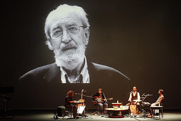 Uno de los homenajes al poeta Ángel González, fallecido hace una década. 