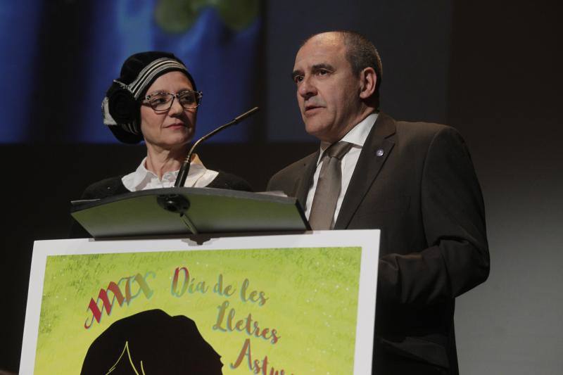 Xosé Antón González, presidente de la Academia de la Llingua Asturiana, señaló en su discurso que «la sociedá asturiana ta madura pa la oficialidá».