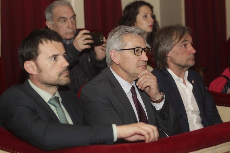 Xosé Antón González, presidente de la Academia de la Llingua Asturiana, señaló en su discurso que «la sociedá asturiana ta madura pa la oficialidá».