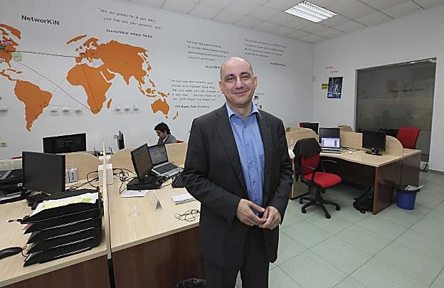 Nicolás de Abajo, en las instalaciones que el centro tiene en Avilés. 