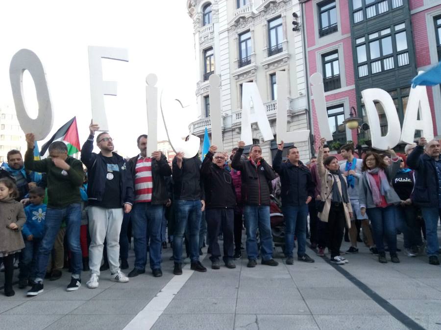 La manifestación, convocada por la Xunta pola Defensa de la Llingua Asturiana, coincidió con la celebración del 'Día de les Lletres Asturianes'