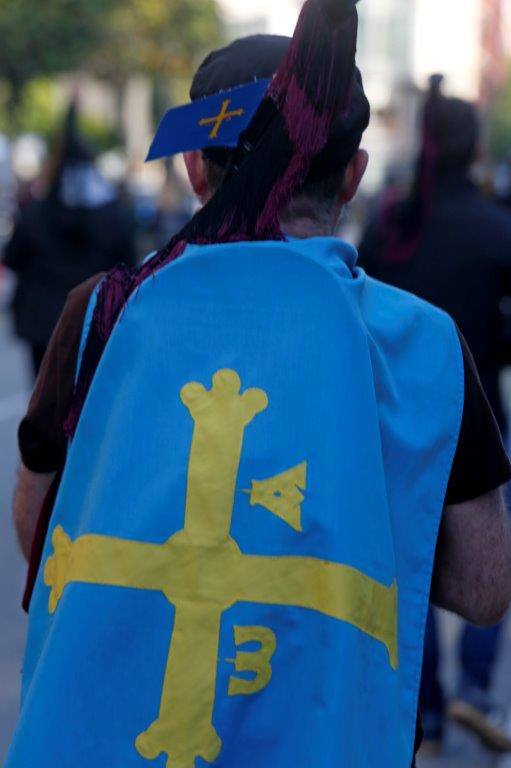 La manifestación, convocada por la Xunta pola Defensa de la Llingua Asturiana, coincidió con la celebración del 'Día de les Lletres Asturianes'