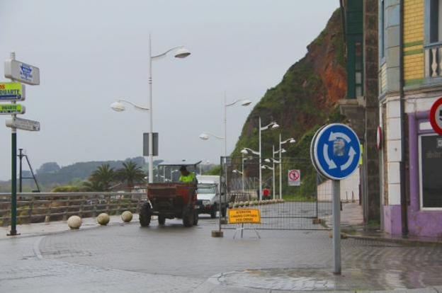 Una máquina trabaja en el paseo marítimo, cortado al tráfico. 