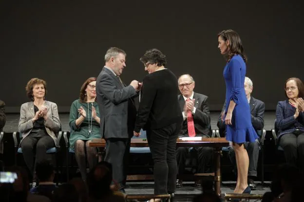 Xosé Antón González, con las nuevas integrantes de la Academia, Margarita Mier e Isabel Hevia. 