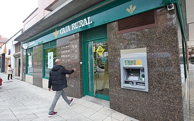 La sucursal bancaria de Colloto de la que dos atracadores huyeron con un botín de 80.000 euros el pasado miércoles. 